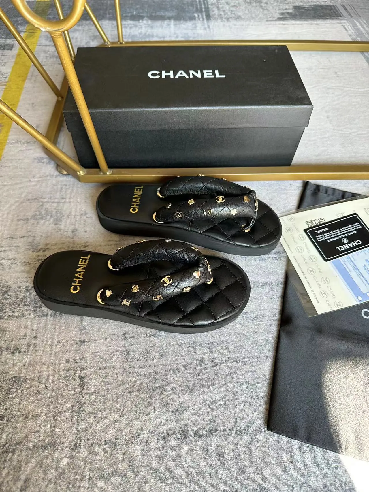 👟👟Ex-factory price 400 👟👟 Chanel new summer bread flip-flops, irresistibly cute, like stepping on bread or stepping on clouds ☁️Super strong wrapping feeling🛍📦 Fabric: Original customized super soft sheepskin Lining: Original customized super soft sheep Sole: Ultra-light foam outsole Bottom thickness: 2CM Size: 35-40